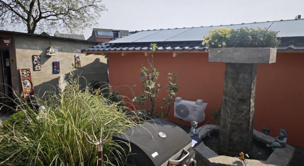 a garden with a toilet outside of a building at Hasi-Stübchen in Geldern