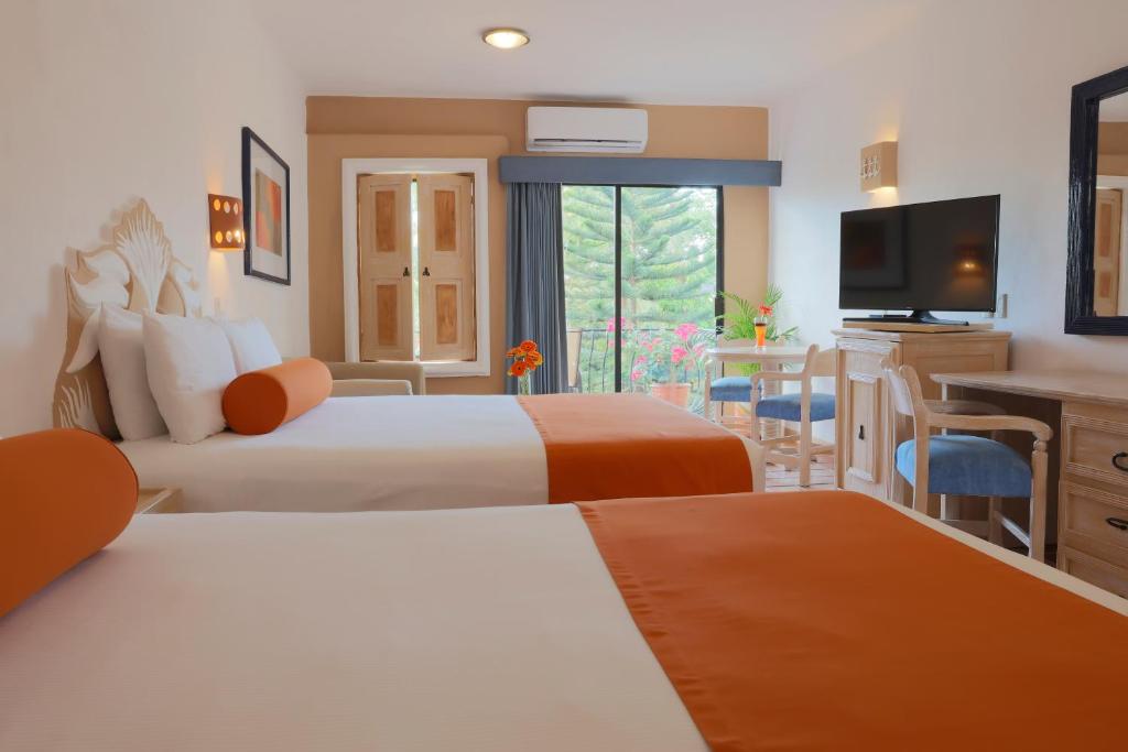 Postel nebo postele na pokoji v ubytování Flamingo Vallarta Hotel & Marina