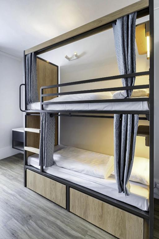 Astor Victoria Hostel - 