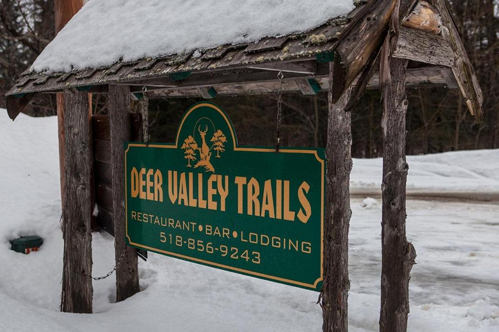 un signo de una caminata de póquer en la nieve en Deer Valley Trails, en Saint Regis Falls