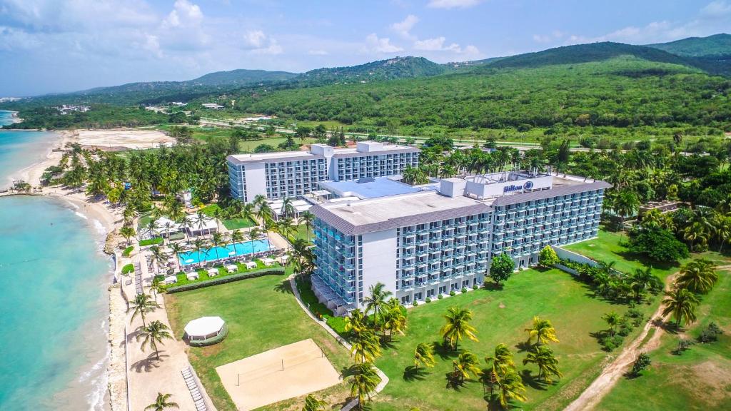 eine Luftansicht auf das Resort und den Strand in der Unterkunft Hilton Rose Hall Resort & Spa in Montego Bay