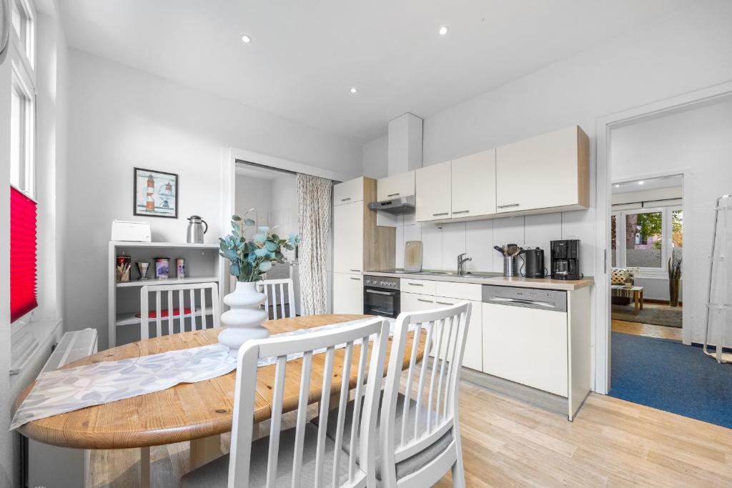 a kitchen and dining room with a table and chairs at Ferienwohnung Edo Wiemken in Jever