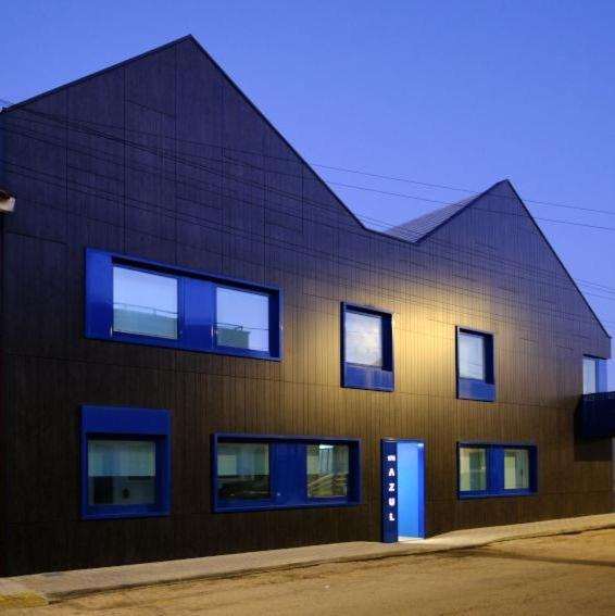 a building with blue windows and a blue door at Costa Nova Azul in Gafanha da Encarnação