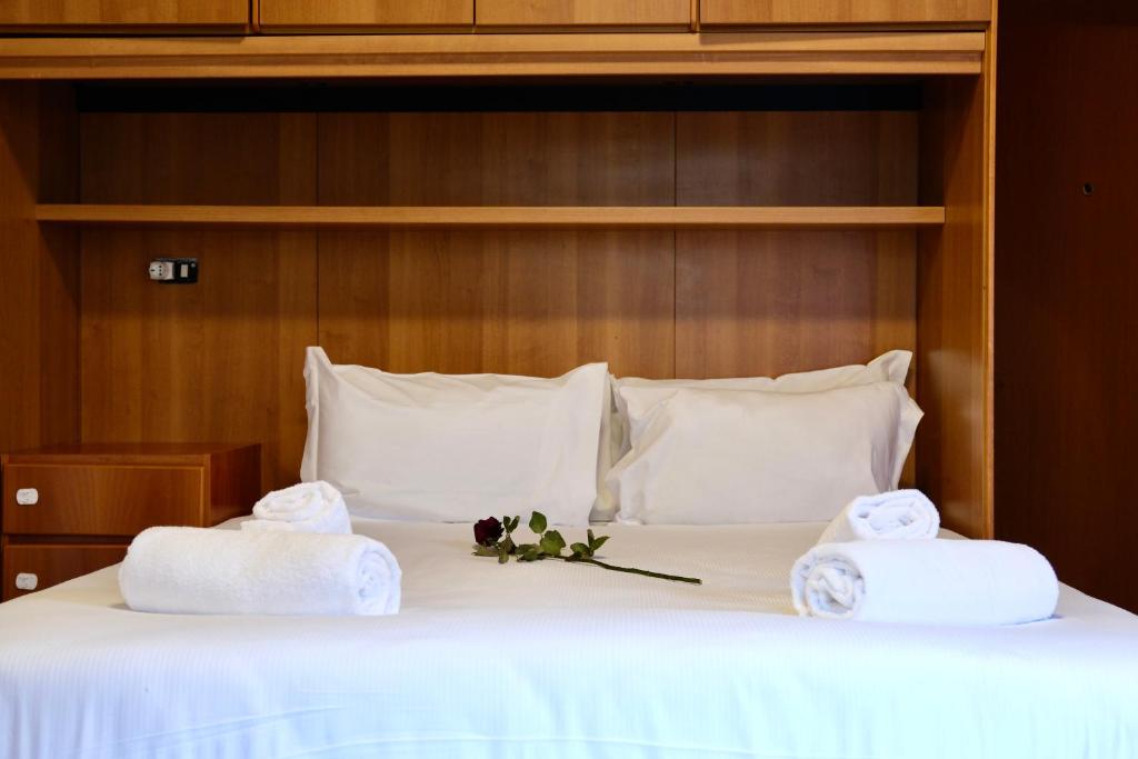 a bedroom with a bed with towels on it at The Courtyard Retreat in Brunate