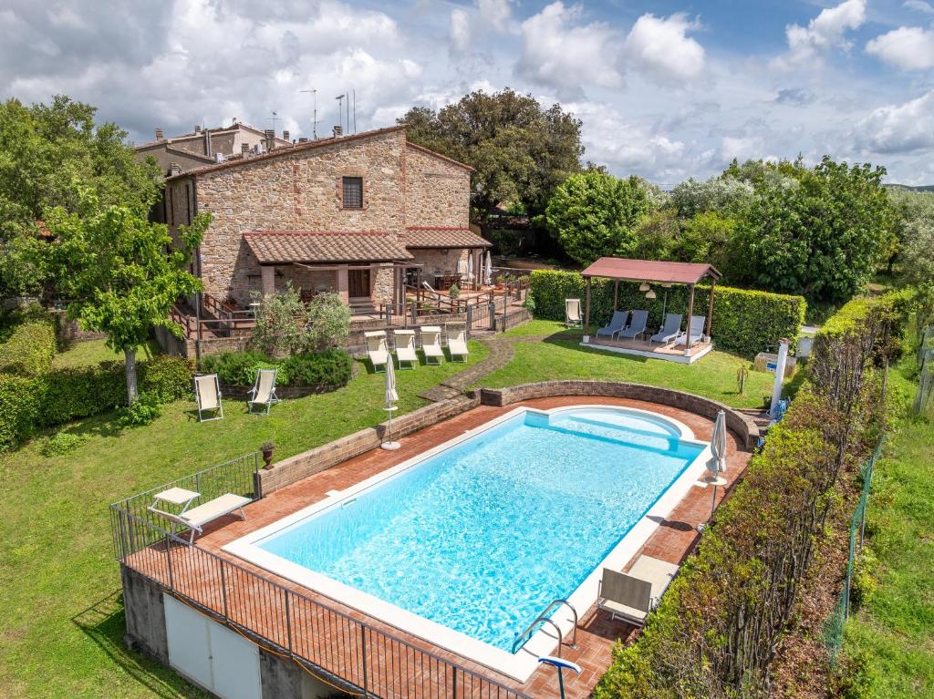 an outdoor swimming pool in a yard with a house at Countryhouse in Tuscany in Chianni