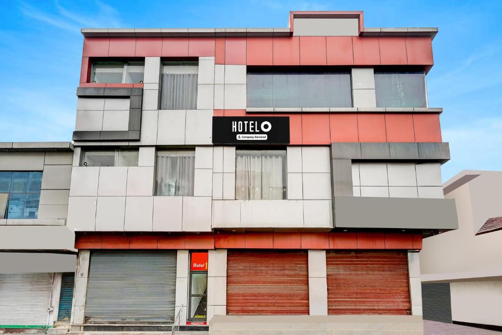 a building with a sign that reads mitzinho at Super Hotel O Panipat Railway Station Formerly Atithi in Pānīpat