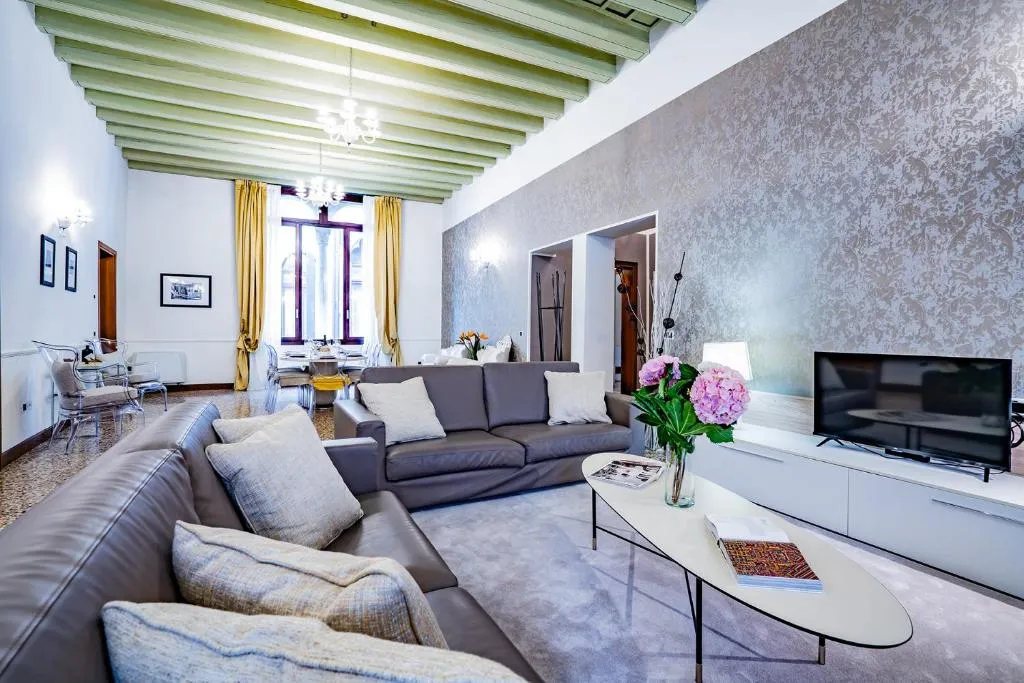 Ca' del Monastero 4 Collection Apartment up to 8 Guests with Lift