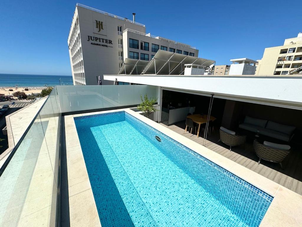Luxurious Penthouse with Pool Close to the Beach