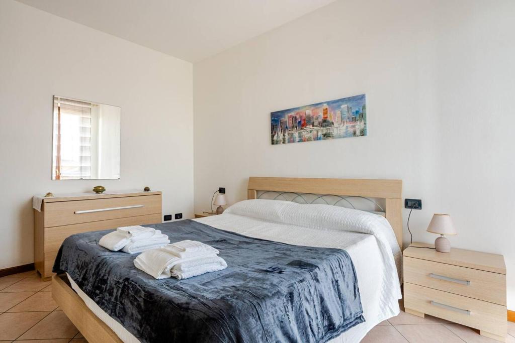 a bedroom with a bed with towels on it at Appartamento Manerbio in Manerbio
