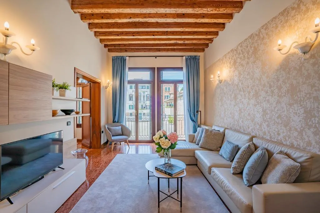 Ca' del Monastero 1 Collection Apt for 4 Guests with Balcony and Lift
