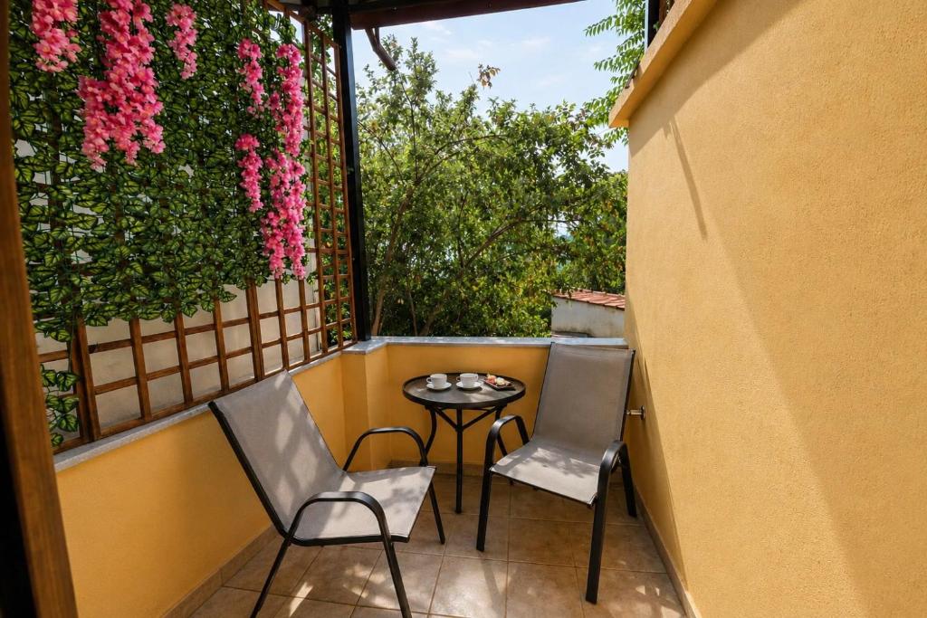 Cozy apartment in Old town Ano Polis
