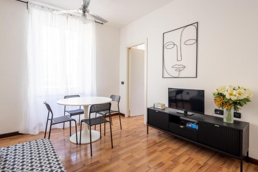 a living room with a table and a tv at Bebyme - EPICENTRUM in La Spezia