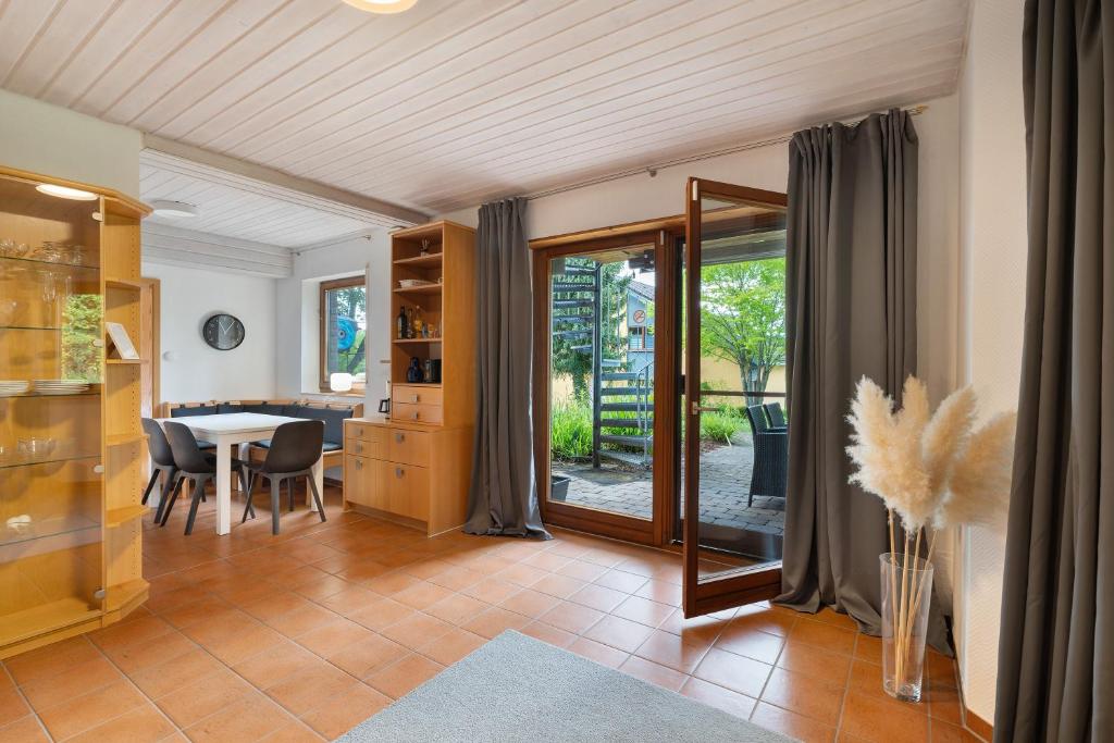 a kitchen and dining room with a table and chairs at Haus Ersfeld – Gartenwohnung in Bad Teinach-Zavelstein