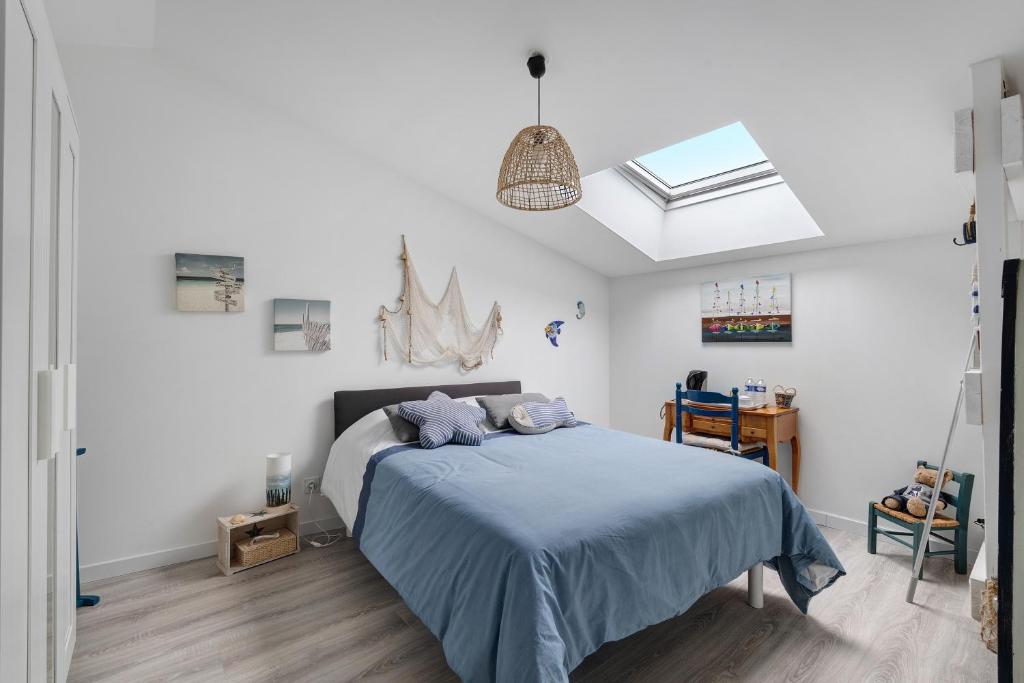 a bedroom with a bed with a blue blanket at Chambre D'hôtes - Chambre Marine in La Plaine-sur-Mer