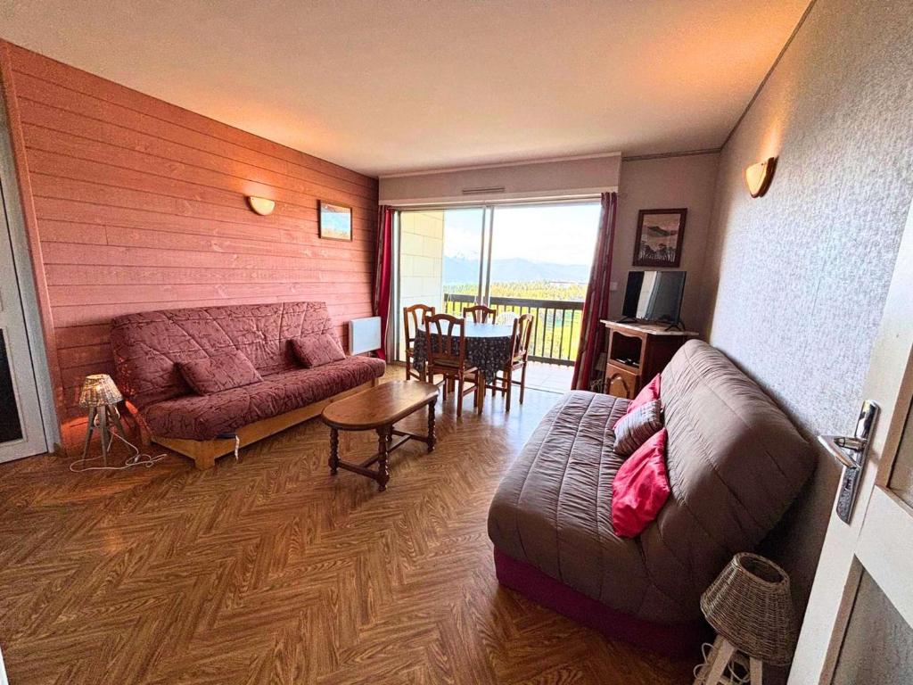 a living room with a couch and a table at SPACIEUX STUDIO 3 étoiles SUR BOLQUERE PYRENEES 2000 in Font-Romeu