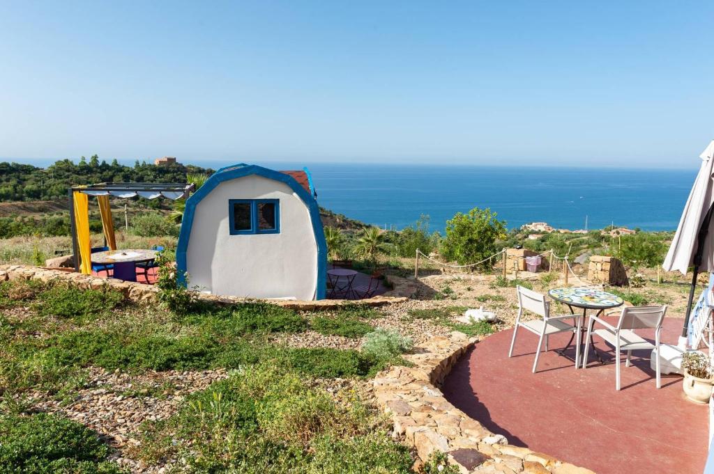 a blue and white house with a table and chairs at Terre di Tusa in Tusa