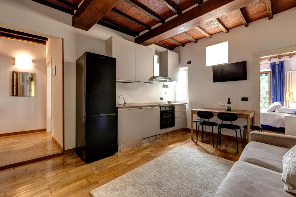Romana Apartment by Mamo Florence