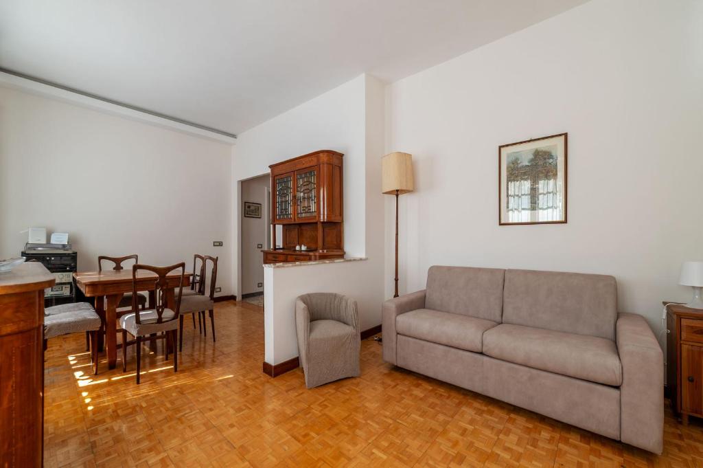 GuestHost - Bright Balcony Apartment Appiano