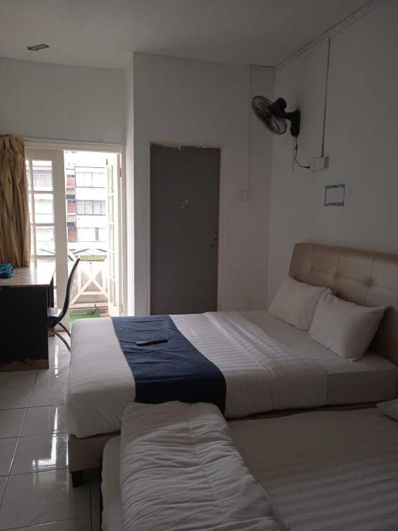 a bedroom with two beds in a room at Cozy Highland in Tanah Rata