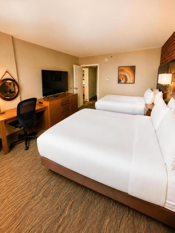 Sustainability certification Doubletree by Hilton Toronto Airport, ON - Suite Met 2 Kamers En 2 Queensize Bedden