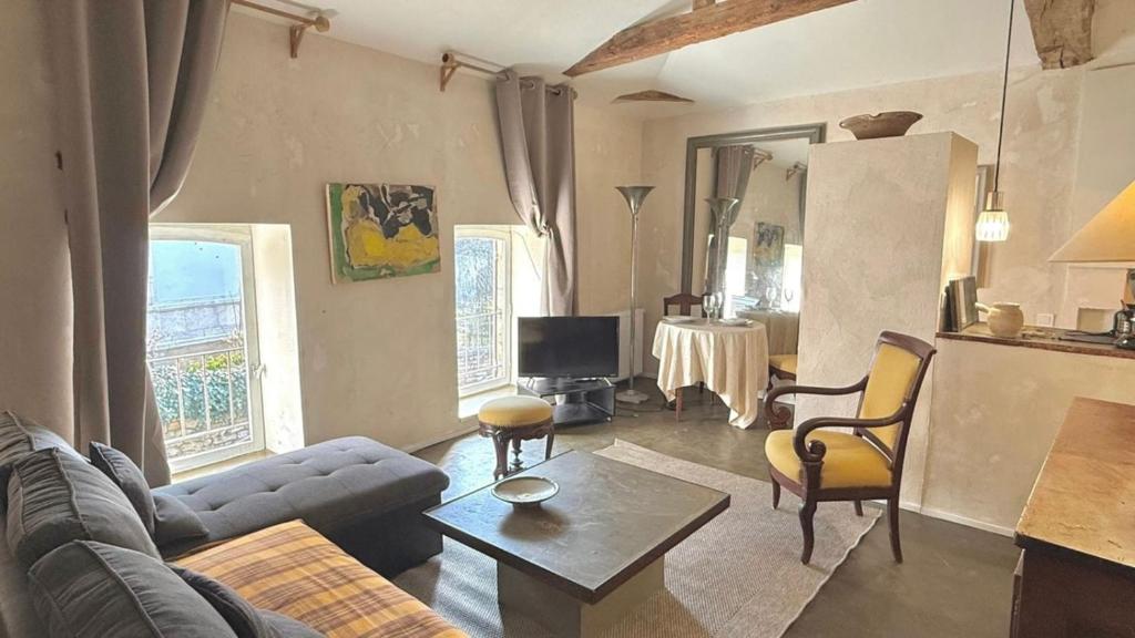 a living room with a couch and a table at Le Duplex in Denicé