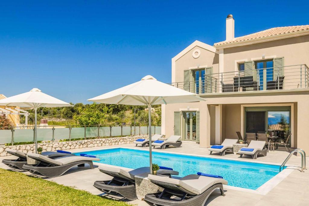 Swimmingpoolen hos eller tæt på Villa Ilion