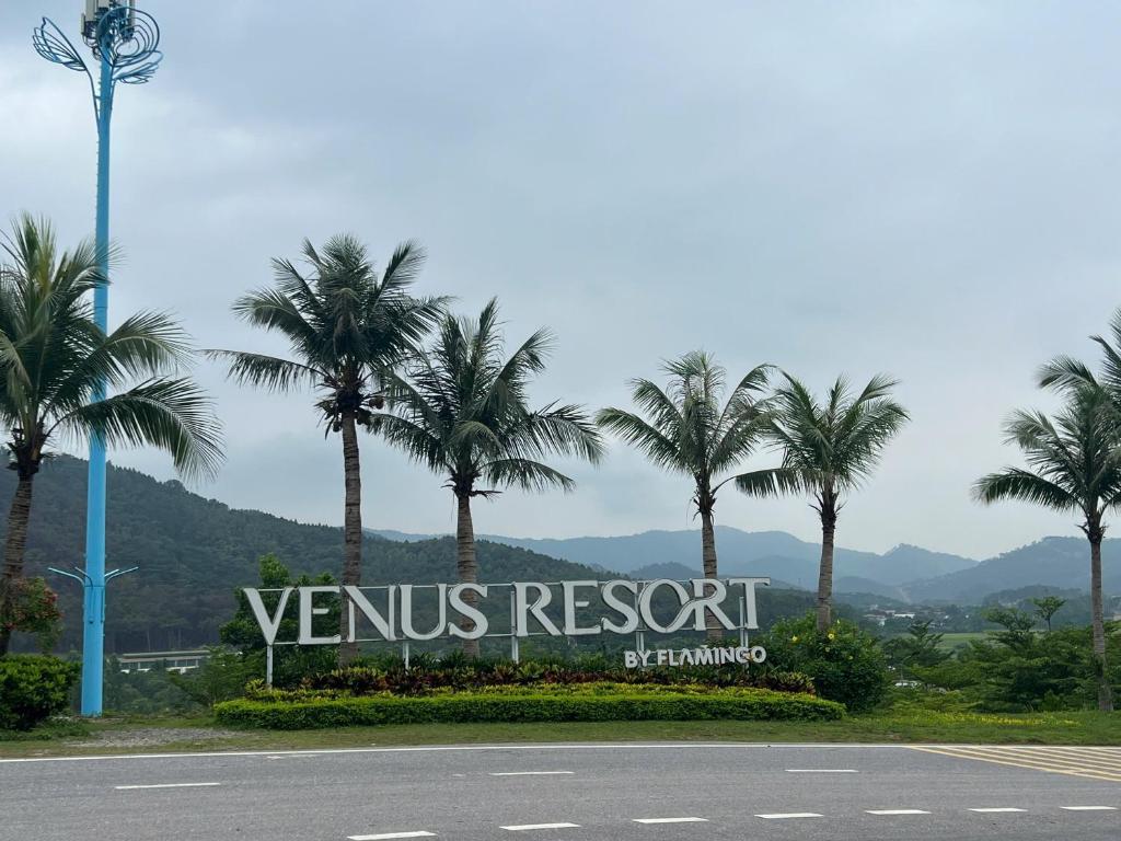 a sign for a verus resort with palm trees at FLAMINGOS VENUS REORT -Xanh Villa - 4 phòng ngủ- Bể bơi riêng-Free vé cổng in Phúc Yên