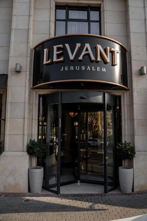 Facaden eller indgangen til Levant Hotel