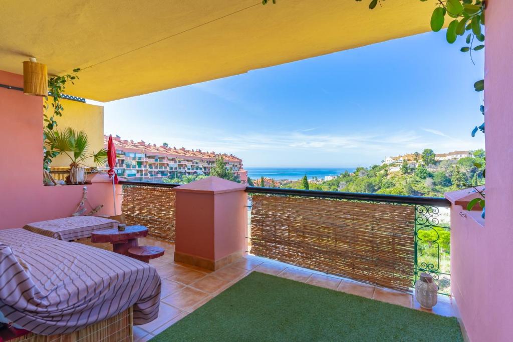 a balcony with a bed and a view of the ocean at Piso La Alondra in Fuengirola