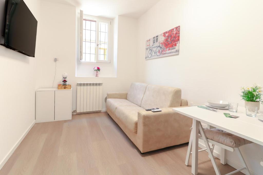 a living room with a couch and a table at La casetta in corte in Cormano