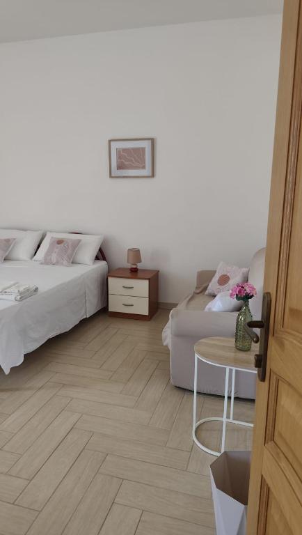 a bedroom with two beds and a coffee table at Passo lento in Leverano