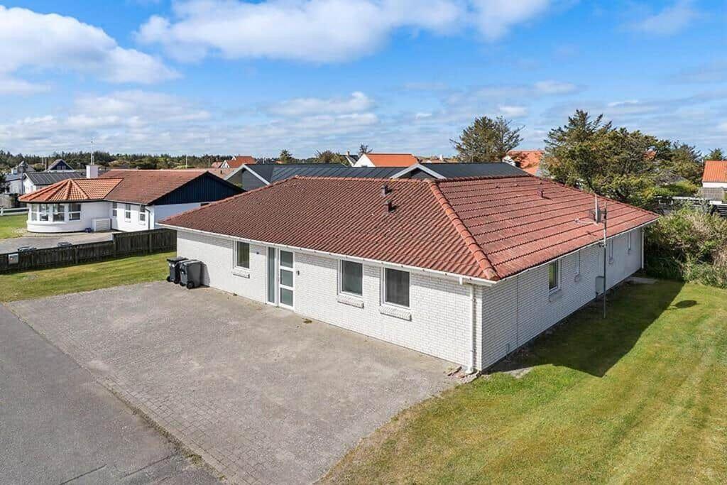 a white house with a red roof at bl1192-Blokhus-Holstvej-7 in Blokhus