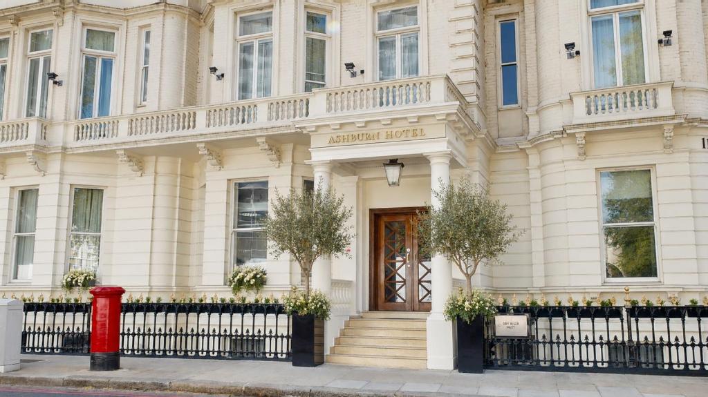 ein Gebäude mit einem roten Hydranten davor in der Unterkunft Ashburn Hotel in London