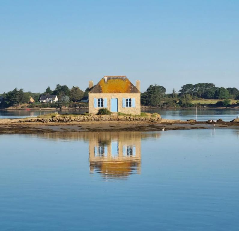 an old house on an island in the water at Les Ganivelles in Belz