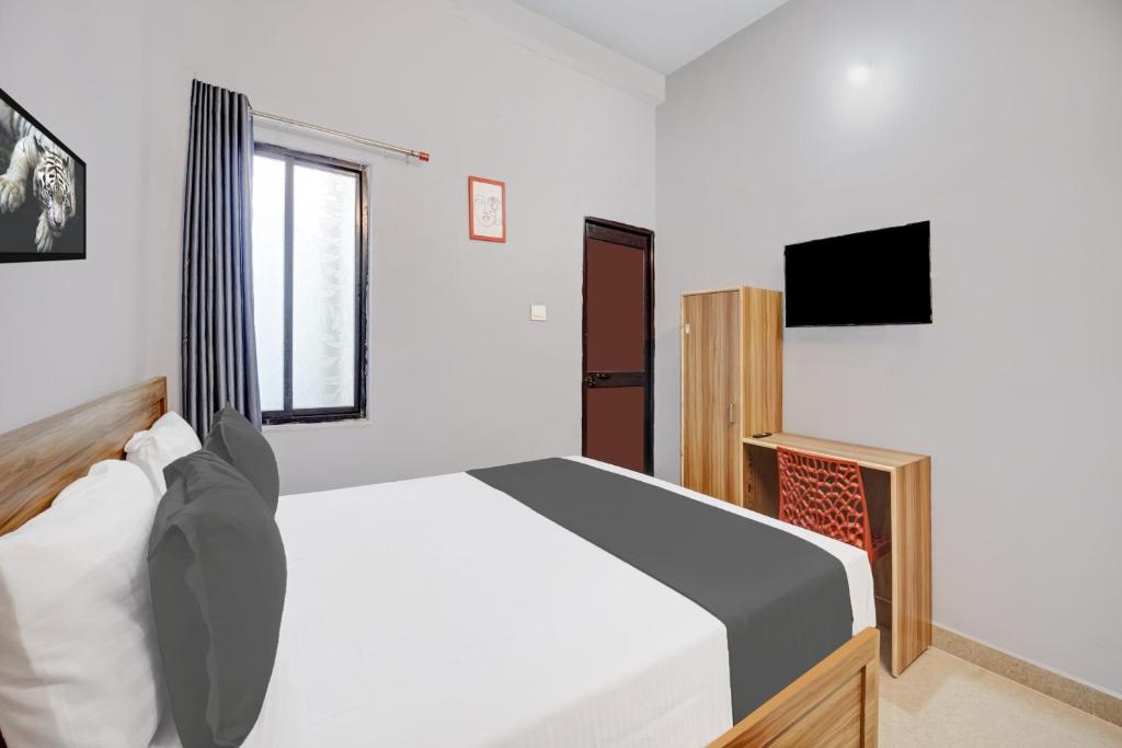 a bedroom with a white bed and a window at Super HOTEL O ROYAL GUEST HOUSE in Rānchī