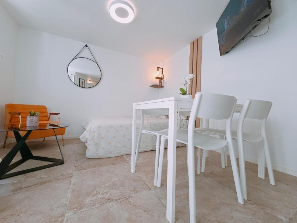a white table and chairs in a room at Cosy Appartement Hyper Centre-Ville in Quimper