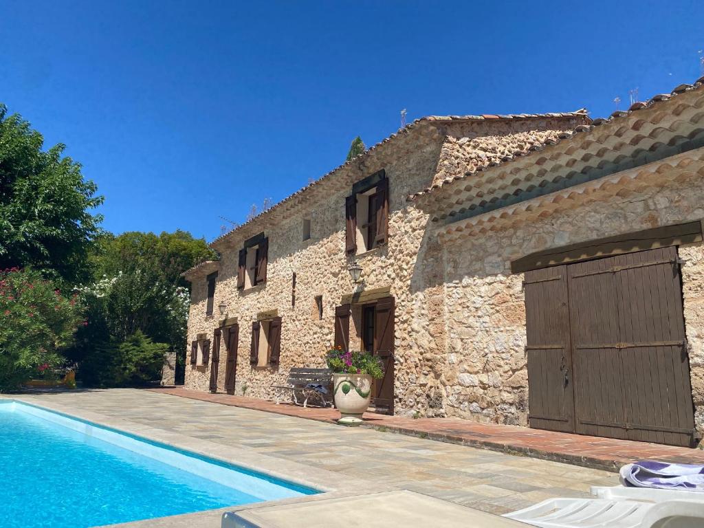 a house with a swimming pool next to a building at La Gran Vigne in Salernes