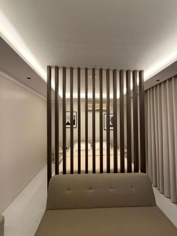 ein großes Bett in einem Zimmer mit Fenster in der Unterkunft Sar studio in Khobar