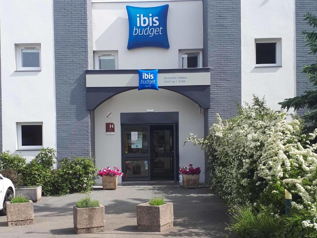 aubs building with a sign on the front of it at ibis budget Versailles Chateau Saint cyr l'Ecole in Saint-Cyr-lʼÉcole