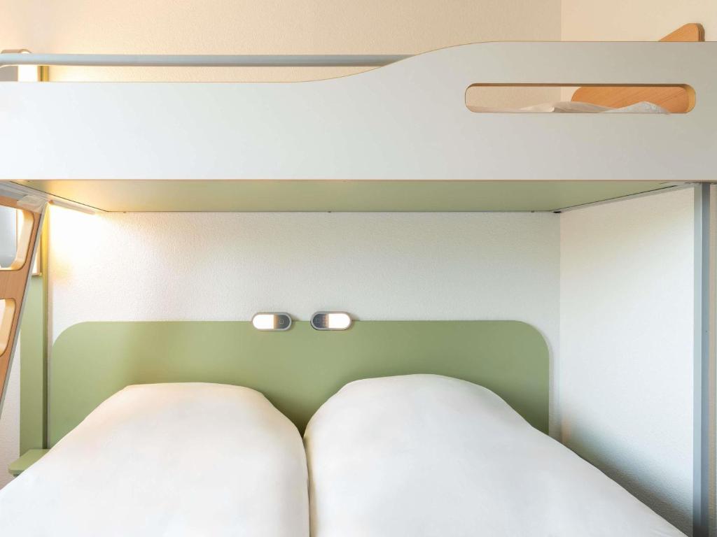 ibis budget Tours Nord - ROOM - 2 Single Beds + 1 Bunk Bed