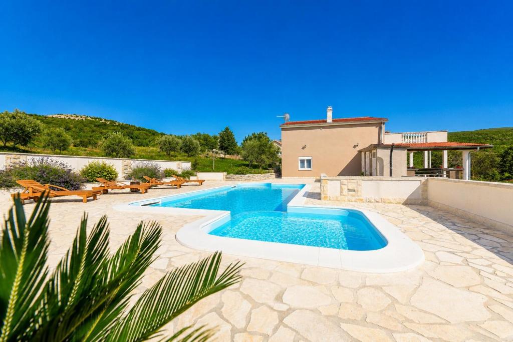 a swimming pool in a yard with a house at Villa Bella in Kruševo