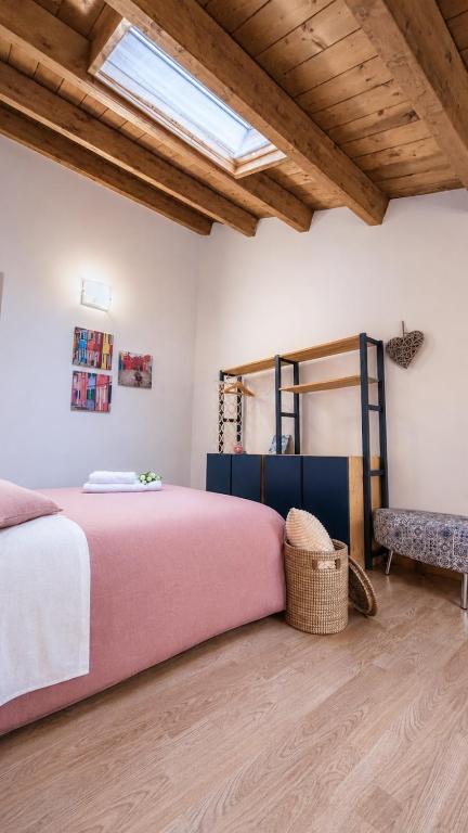 ein Schlafzimmer mit einem großen Bett und einem Dachfenster in der Unterkunft Loft Bonbon in Cinisi