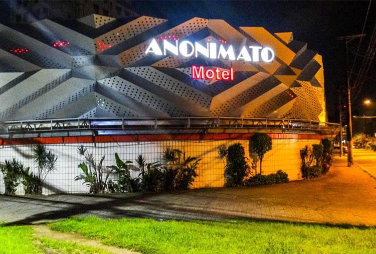 a building with a sign on the side of it at Anonimato Hotel in Santos
