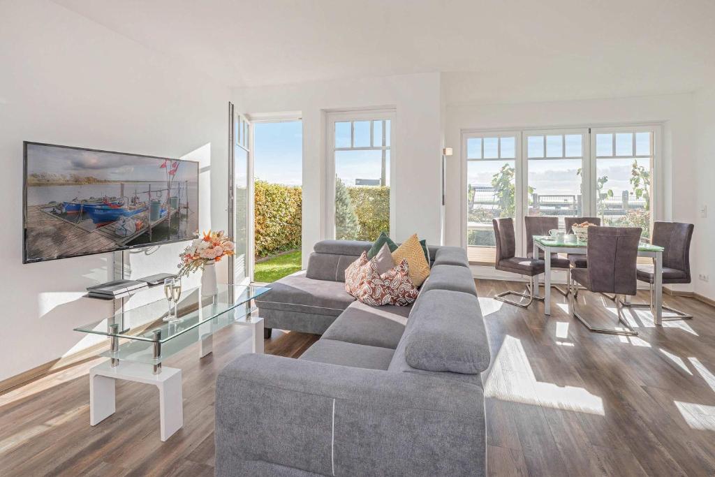 a living room with a couch and a table at Ferienwohnung Haffblick in Kamminke