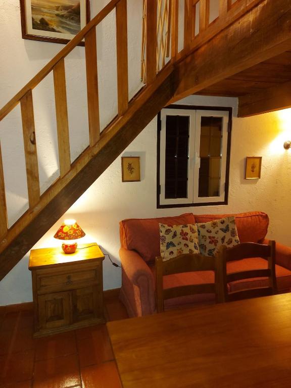 a living room with a couch and a table at Cabana do Compadre in Vila Nova da Baronia