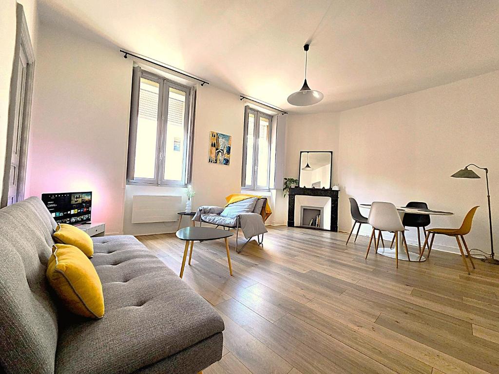 a living room with a couch and a table at Hypercentre Capitole T2 vaste et lumineux in Toulouse