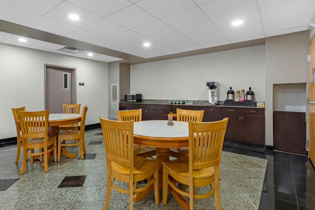 Red Roof Inn & Suites Philadelphia - Bellmawr photo