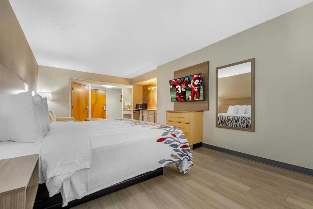 Red Roof Inn & Suites Philadelphia - Bellmawr photo