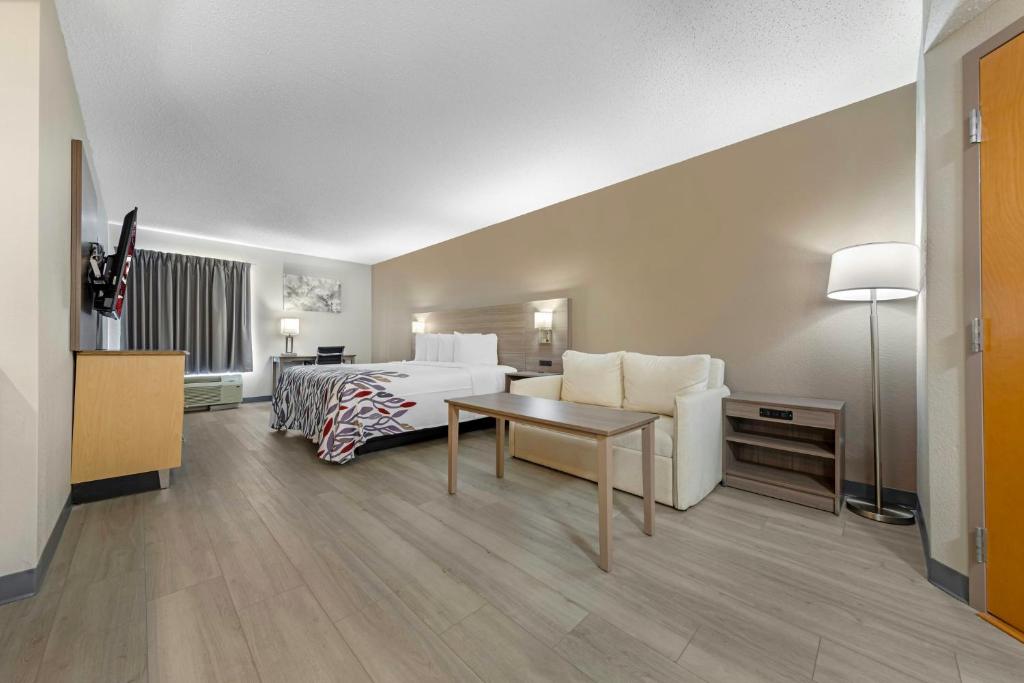 Red Roof Inn & Suites Philadelphia - Bellmawr photo