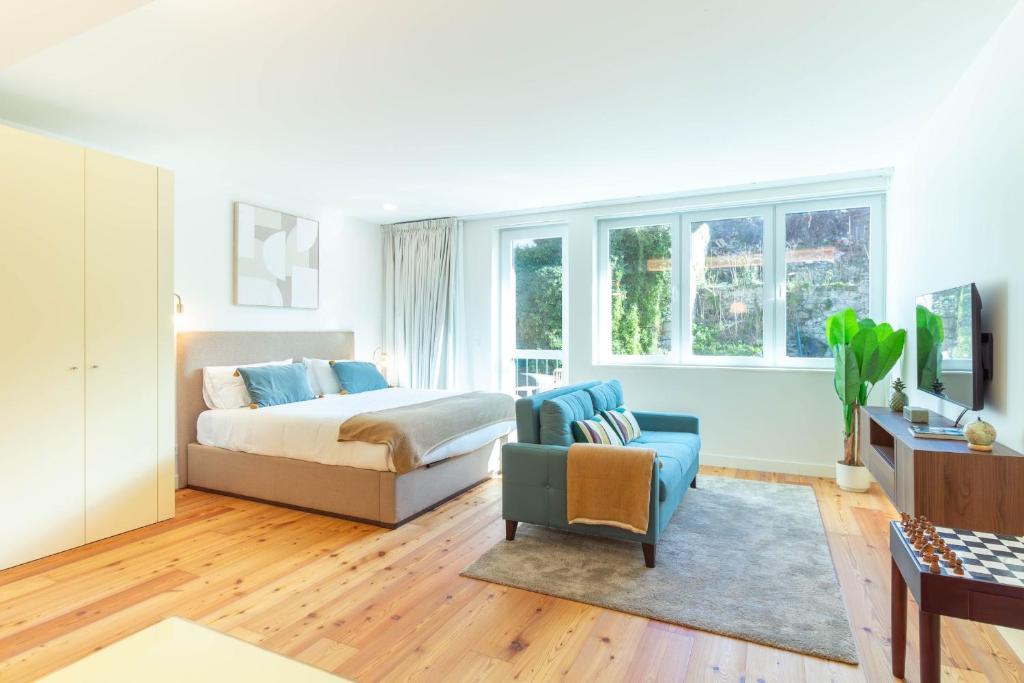 Central & Trendy w Balcony by LovelyStay
